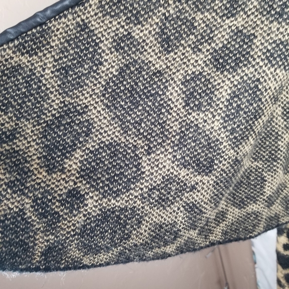 BCBGMAXAZRIA leopard print shawl wrap Sz S/M EUC - Picture 10 of 15